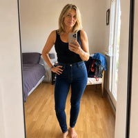 Avis cliente : jean taille haute porté avec la culotte gainante post-partum
